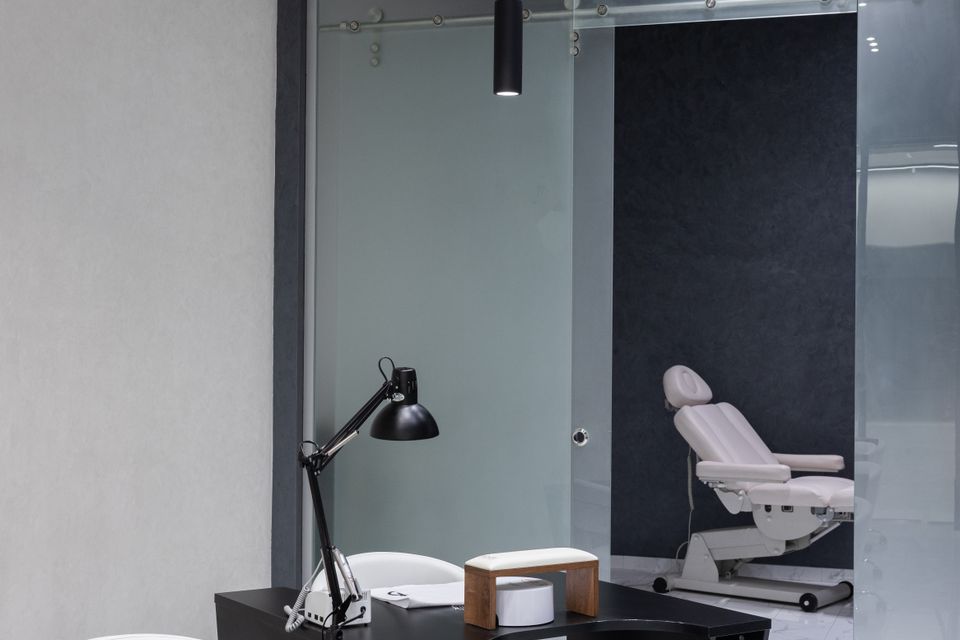 Profesional del salón realizando un tratamiento de belleza
