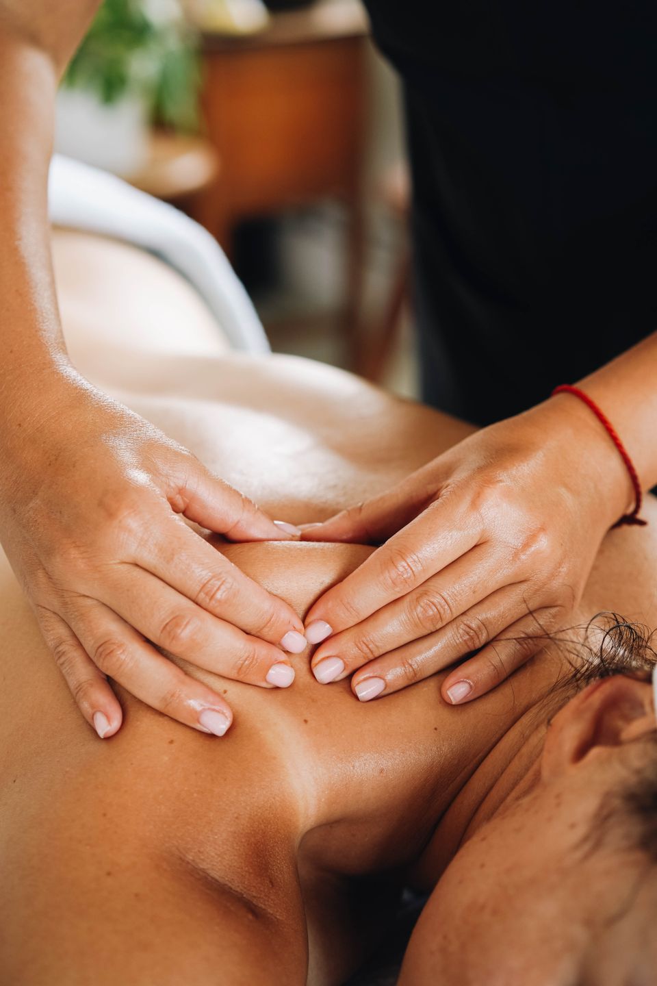 Masaje relajante en el área de spa